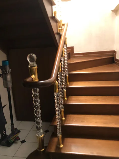 Altın renkli küpeşte ve pleksi baba uygulaması