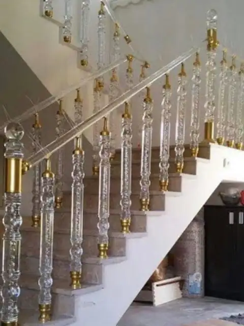 Beyaz merdivende şeffaf pleksi korkuluk uygulaması